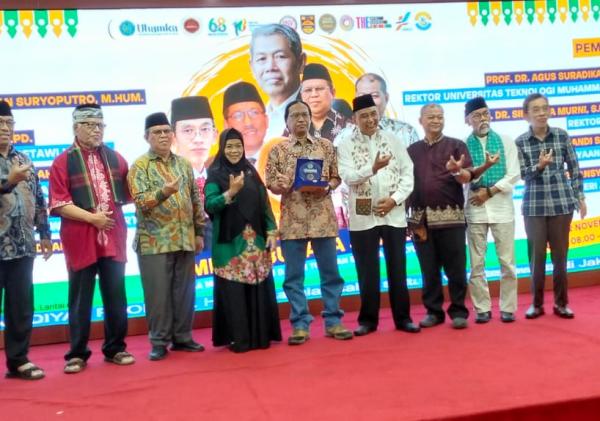 Berdedikasi dalam Melestarikan Budaya Betawi, Chairil Gibran Ramadhan Dianugerahi UHAMKA Award 2025